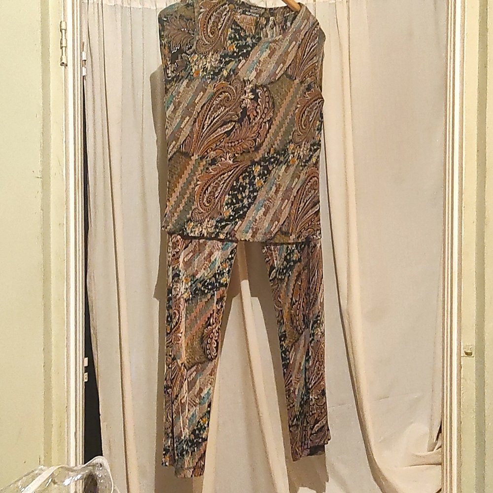 Softwear 2 piece earthly colored with gold accent.